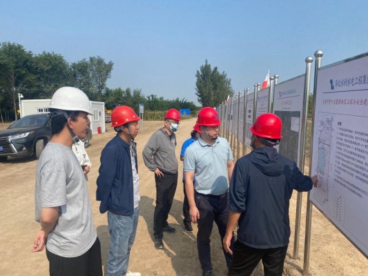 金秋送暖，，，，，情满工地 ——深入下层开展慰问活动