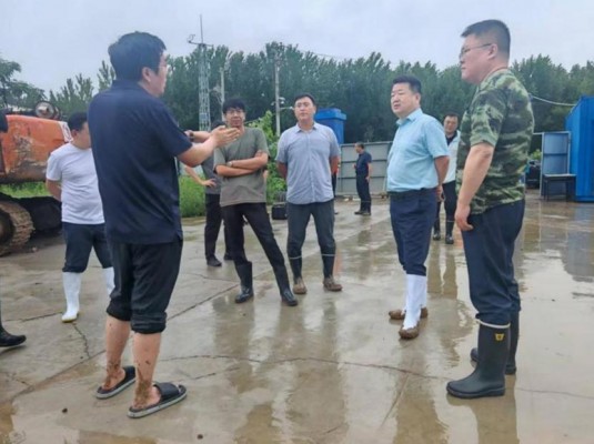 泃河抢险现场纪实：在大堤上筑起结实防地