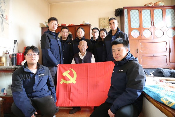 岁序更迭暖新春，，，，，，红色传承践初心